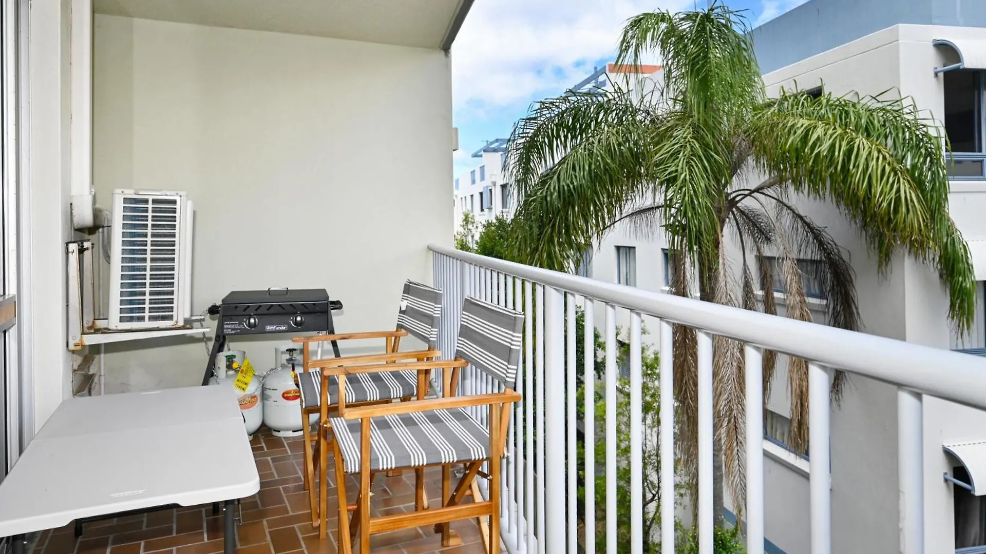 Stylish 2 B/R Kings Beach Apartment Caloundra