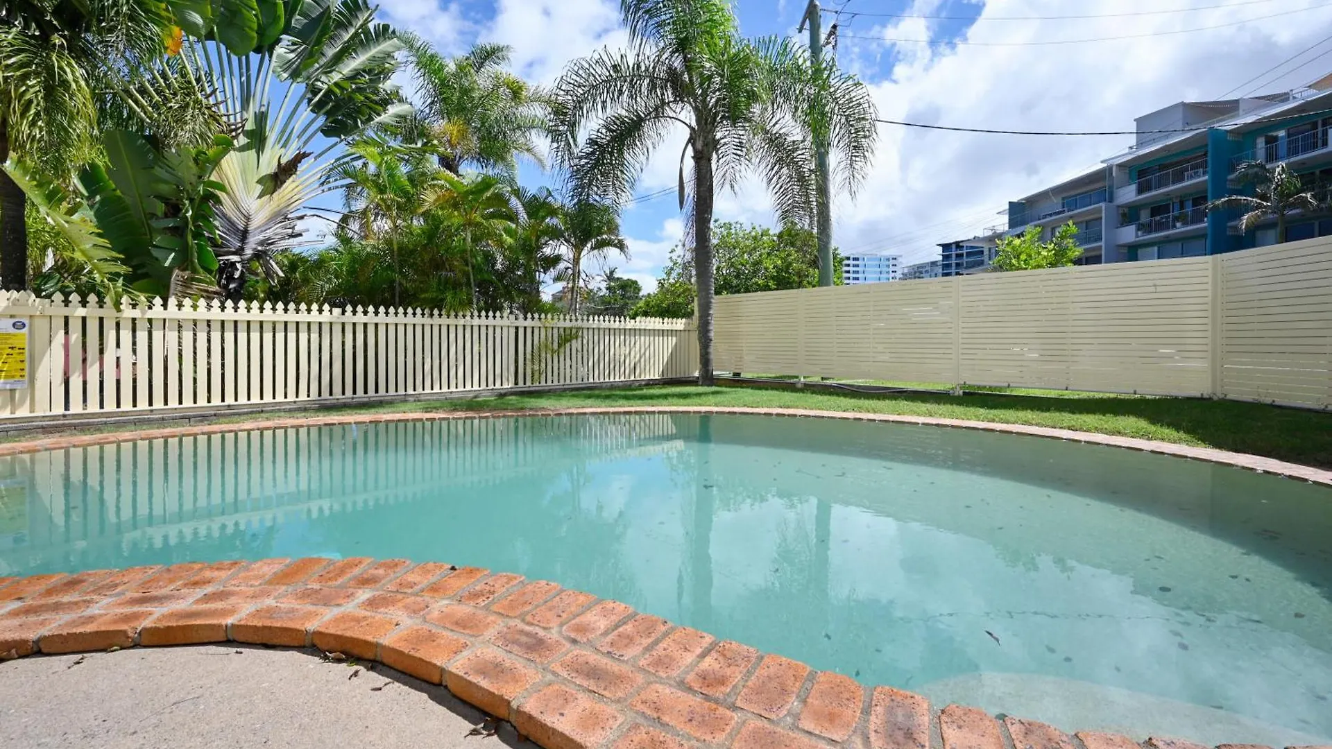 Stylish 2 B/R Kings Beach Apartment Caloundra