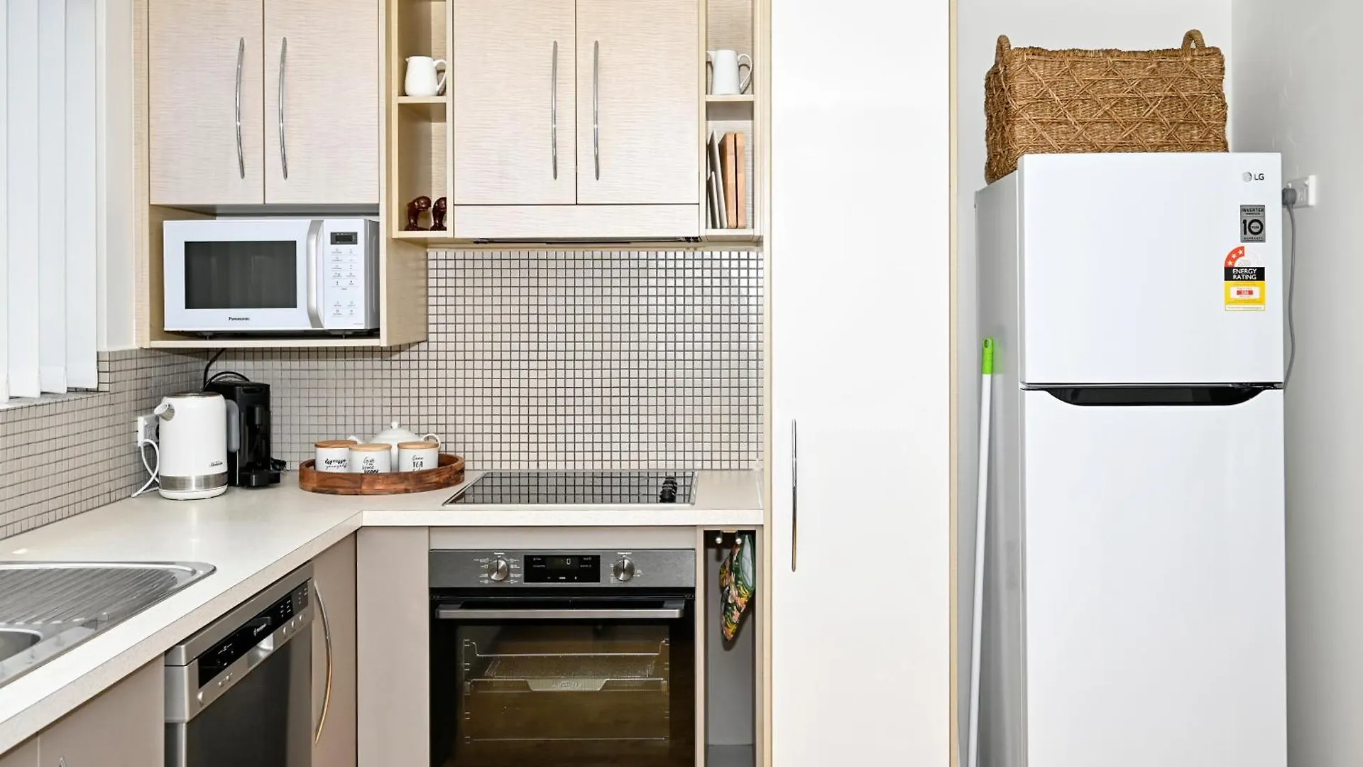 Stylish 2 B/R Kings Beach Apartment Caloundra Australia